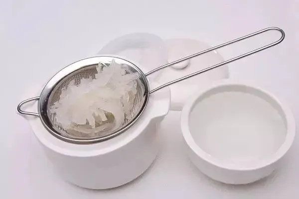 如何正确服用燕窝罐筒：掌握更佳食用方法与搭配技巧