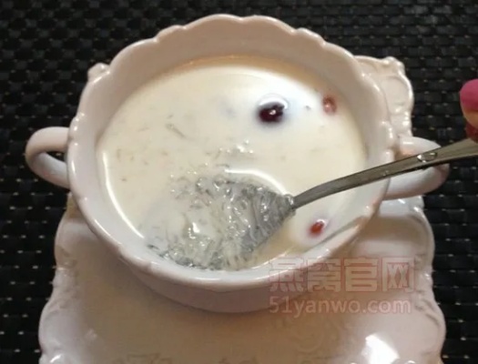 '燕窝搭配牛奶加热，制作美味滋养饮品秘诀'