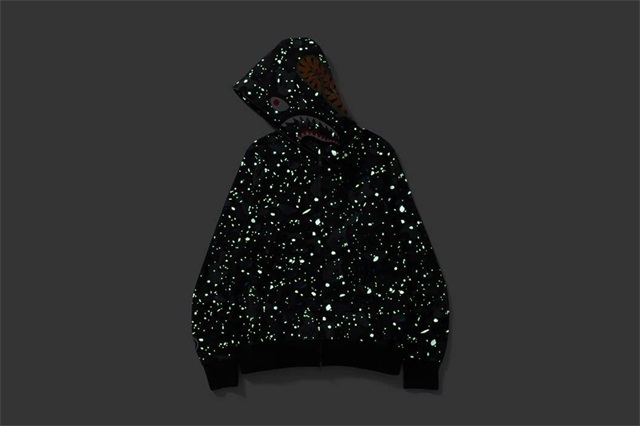 BAPE 推出全新「Space Camo」星空迷彩Shark Hoodie 卫衣，具备夜光效果