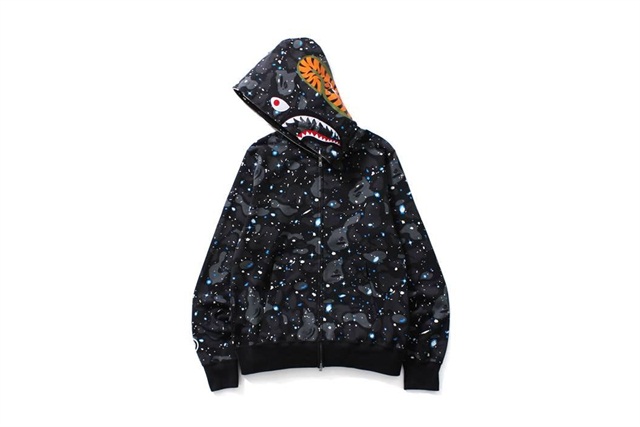 BAPE 推出全新「Space Camo」星空迷彩Shark Hoodie 卫衣，具备夜光效果