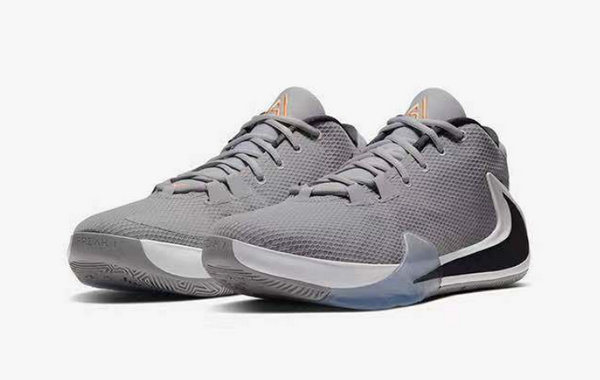 Nike 字母哥战靴 Zoom Freak 1 全新白灰配色鞋款.jpg