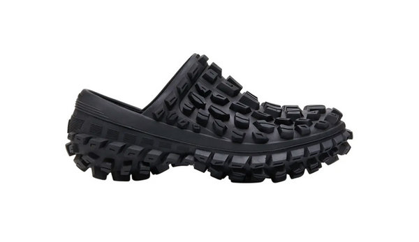 巴黎世家全新鞋款「Defender Extreme Tire Tread Clogs」1.jpg